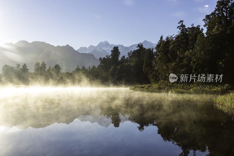 马西森湖自然全景在日出，新西兰