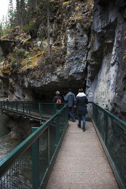 在加拿大阿尔伯塔省的落基山脉约翰斯顿峡谷的徒步旅行者