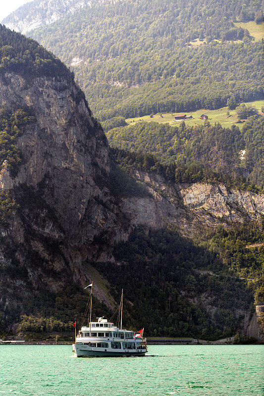 一艘瑞士客船，在瑞士卢塞恩湖上