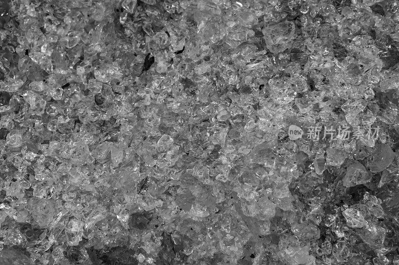 一堆碎玻璃晶体在宏观特写，黑白纹理图案背景