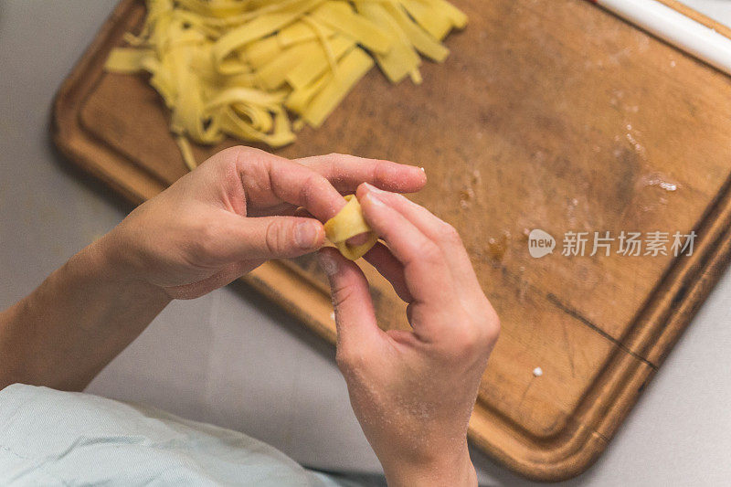 厨师准备自制馅意大利饺子