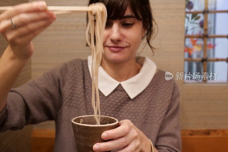 享用荞麦面的美女