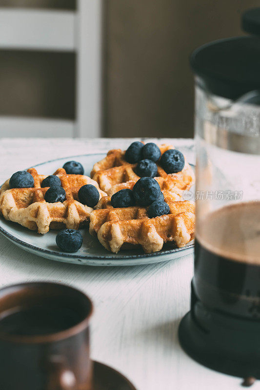 比利时莓果华夫饼，法式压壶咖啡。早上好概念