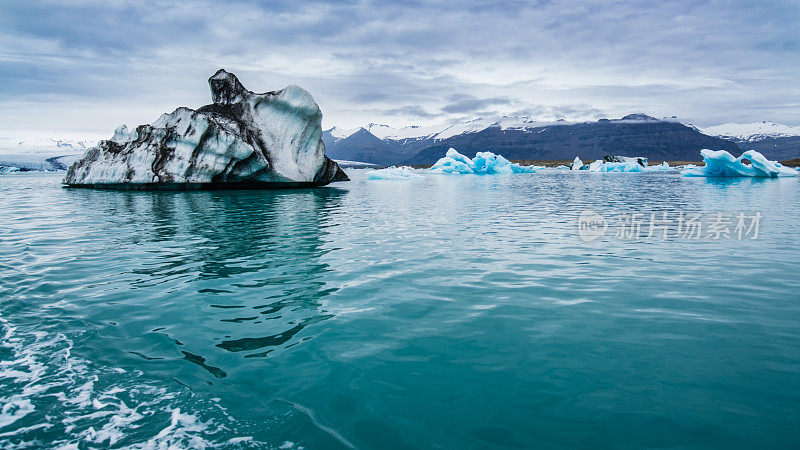 冰岛Jokulsarlon泻湖的冰山