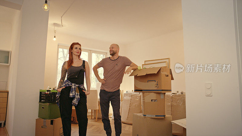 一对年轻夫妇搬进了新公寓。