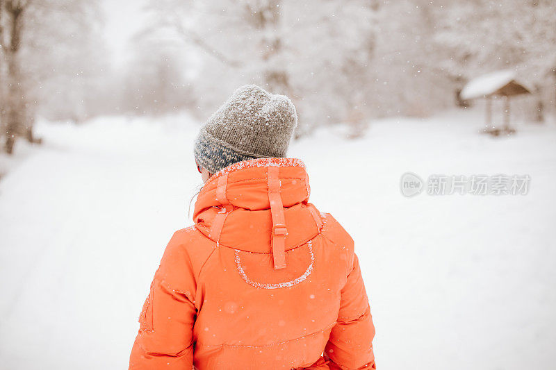 一个女人在深雪中行走