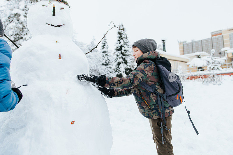 孩子们堆雪人