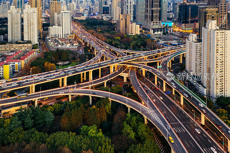 上海高速公路夜间鸟瞰图，中国