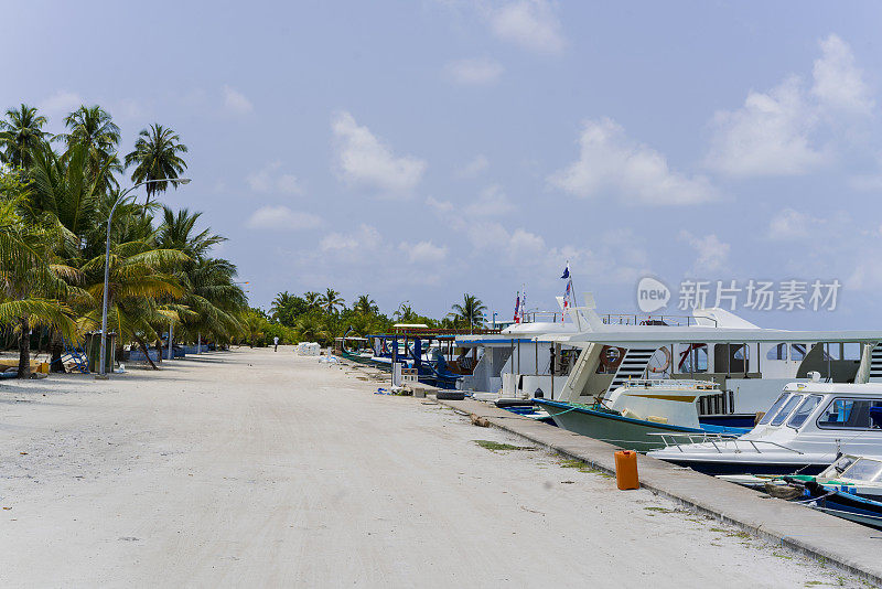 在马尔代夫Kaafu环礁的Dhigurah岛有船只的港口