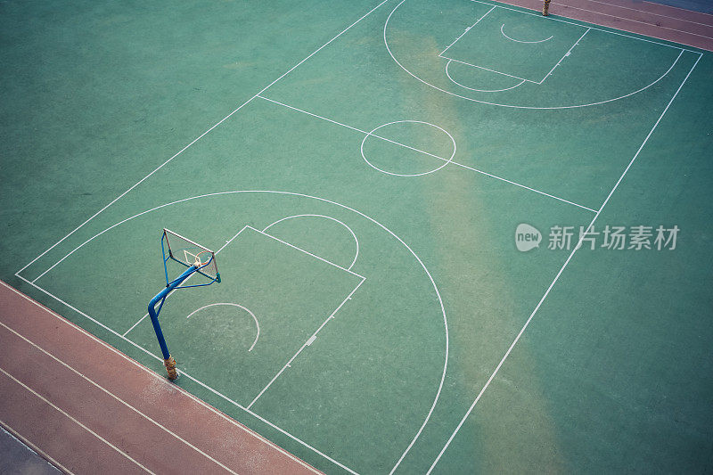 空篮球场的高角度视图