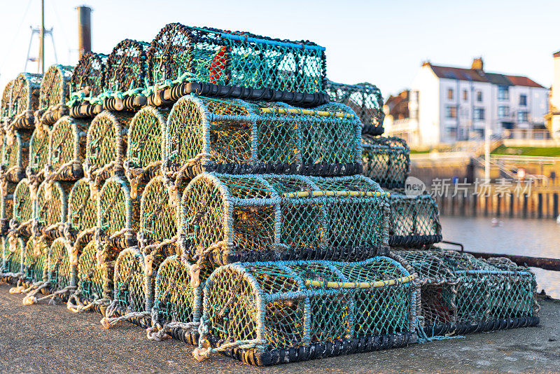 英国东海岸布莱德灵顿港码头上成堆的龙虾陷阱。