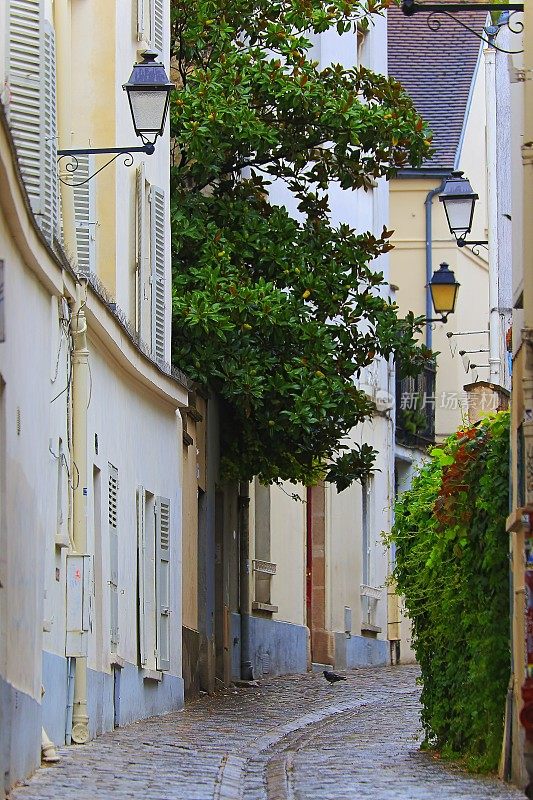 典型的中世纪浪漫的小巷街角蒙马特-巴黎，法国