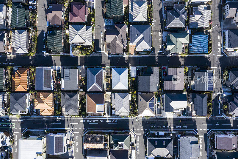 住宅区在一条笔直的街道上的住宅区