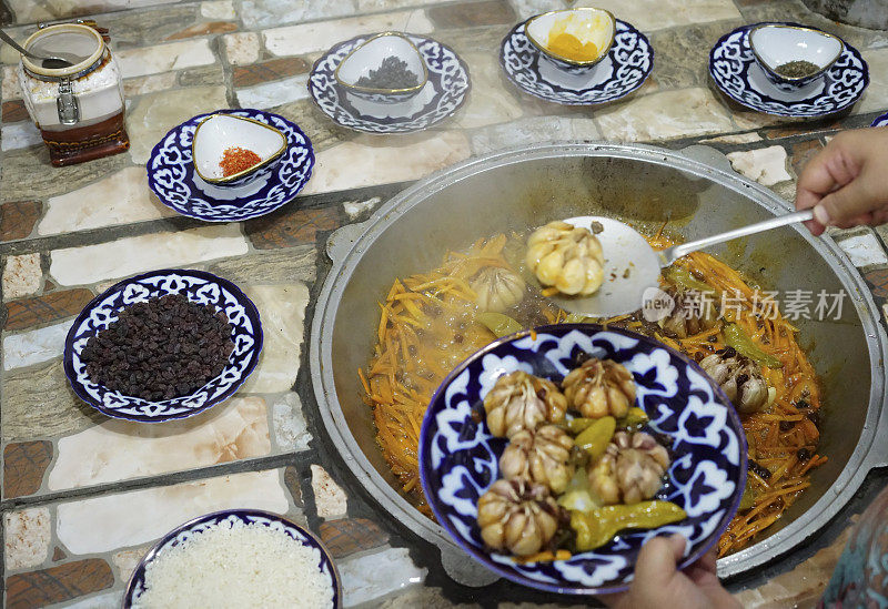 在乌兹别克斯坦布哈拉准备传统乌兹别克食物肉饭
