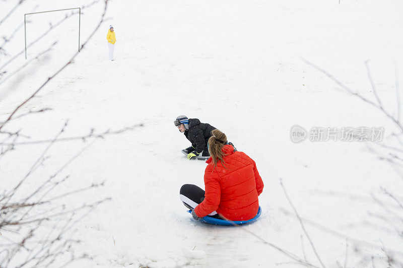 犹他州普罗沃一场暴风雪后，从滑雪山顶上观看