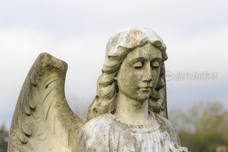 阴沉的天使雕像在一个灰色的冬日