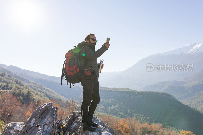 徒步旅行者使用电话