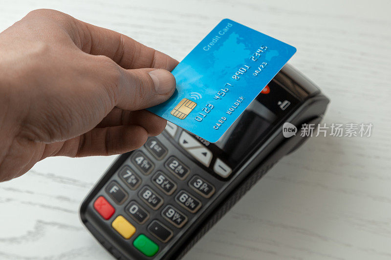 POS终端机，刷卡机，白色背景。采用NFC技术的非接触式支付。