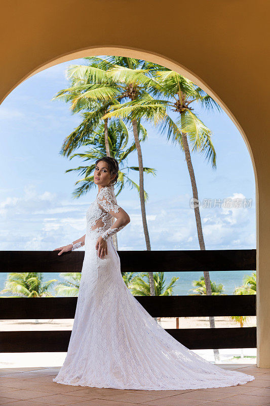 海滩酒店阳台上的新娘
