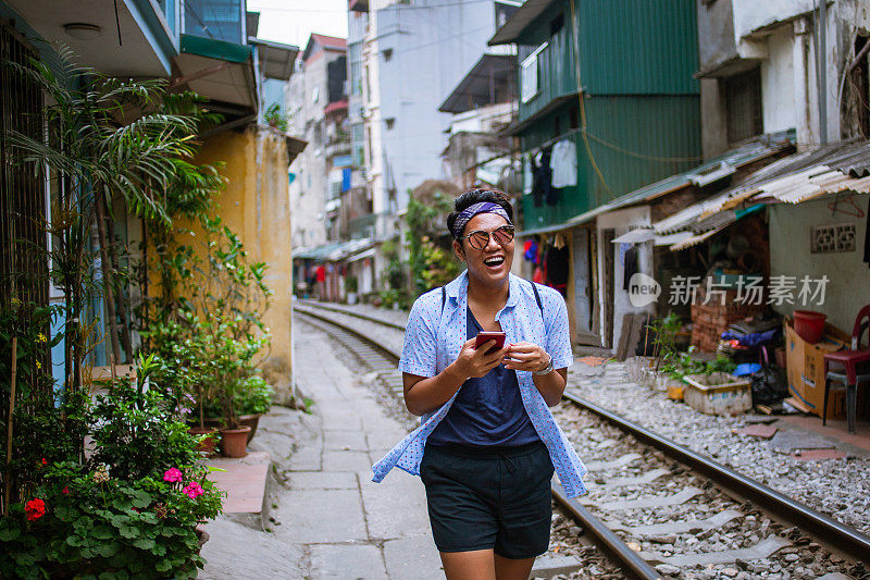 越南河内老城区附近的铁路上的独立旅行者。