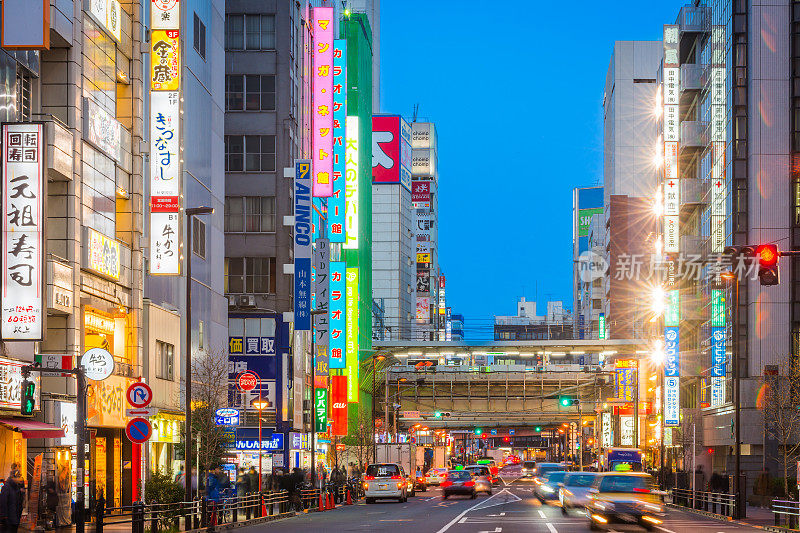 东京秋叶原电器城霓虹夜景拥挤街道交通日本