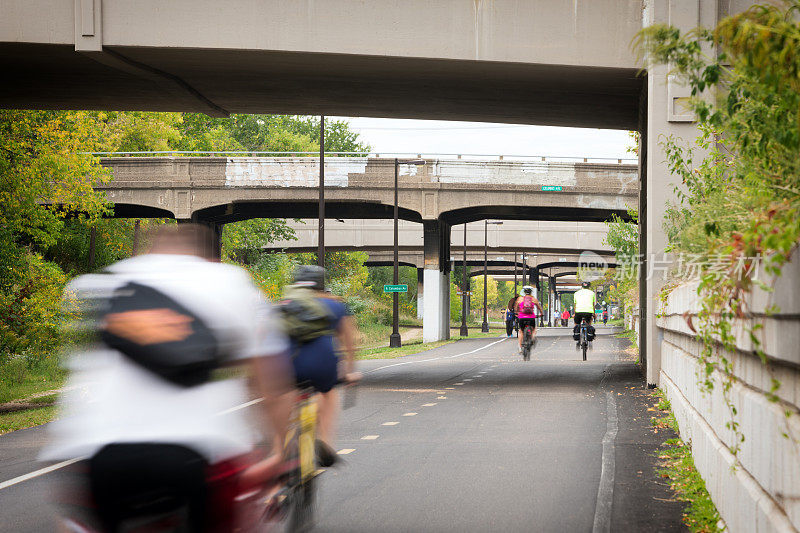 明尼阿波利斯市中心的绿道自行车道。