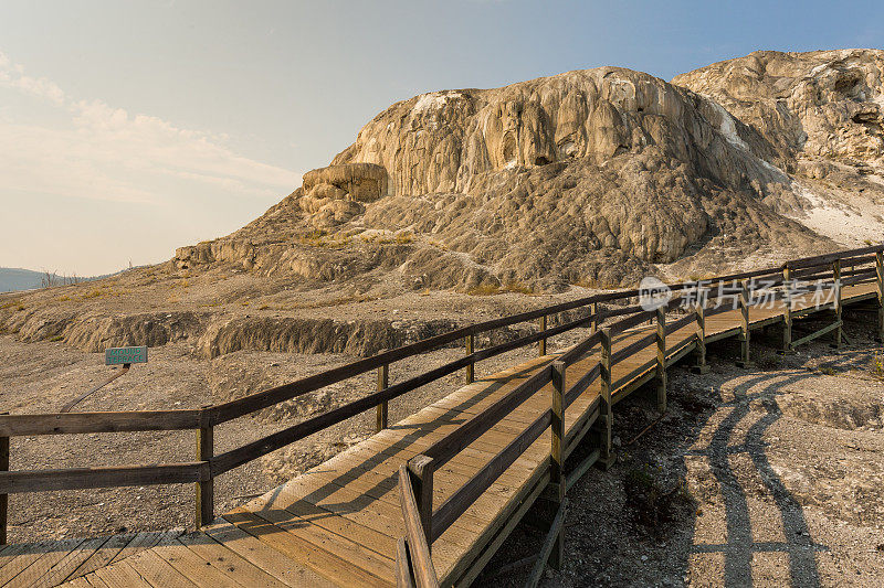 猛犸温泉木板路，黄石国家公园的火山矿床岩层