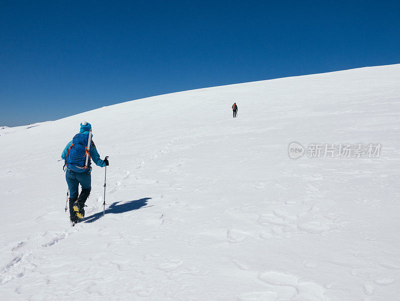 登山队员正在向这座高海拔山脉的顶峰攀登