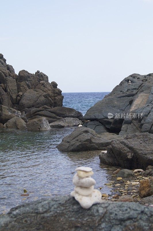 堆叠的岩石背景-田园诗般的宁静，禅宗，和平堆叠的岩石背景-田园诗般的宁静，禅宗，和平。在英属维尔京群岛用索尼DSC拍摄