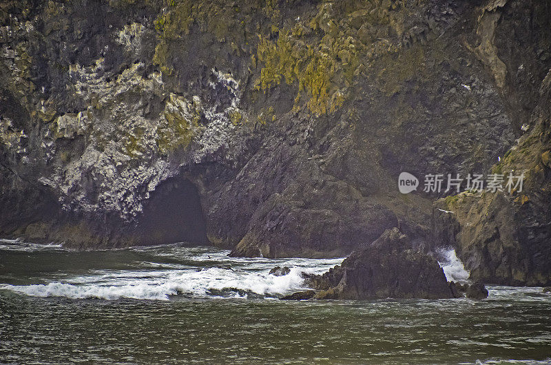 俄勒冈坎农海滩和附近的干斯塔克岩石