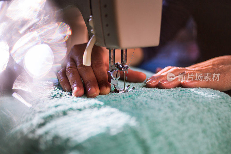 在缝纫机上工作的妇女