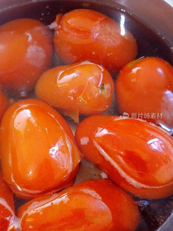 锅里的番茄