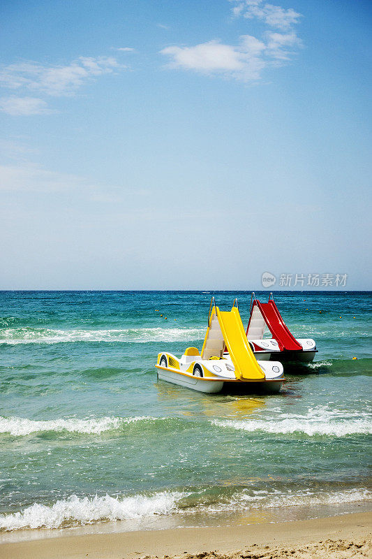 希腊哈尔基迪基海滩上的两艘带滑水道的脚踏船