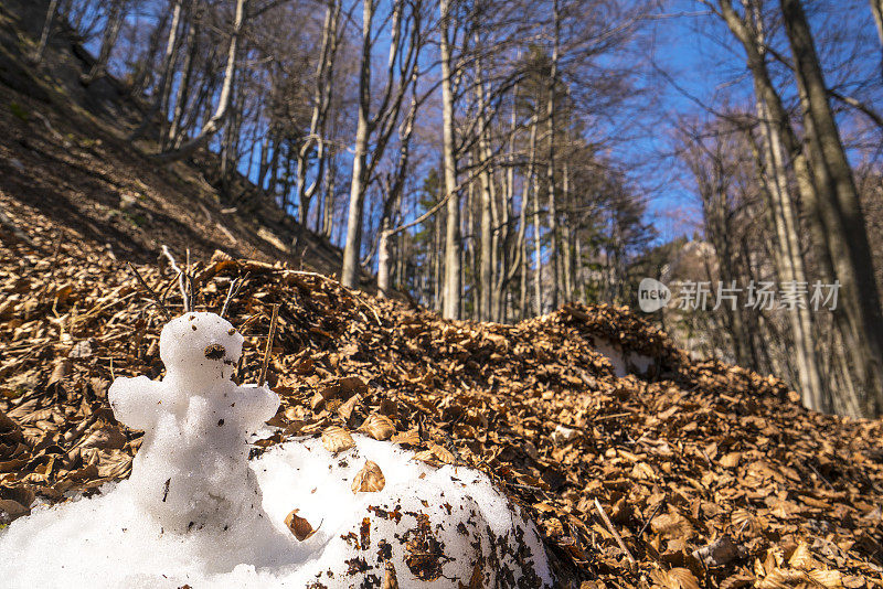 雪人在斯洛文尼亚朱利安阿尔卑斯山拉提托维奇的雪坡边徒步旅行，享受阳光