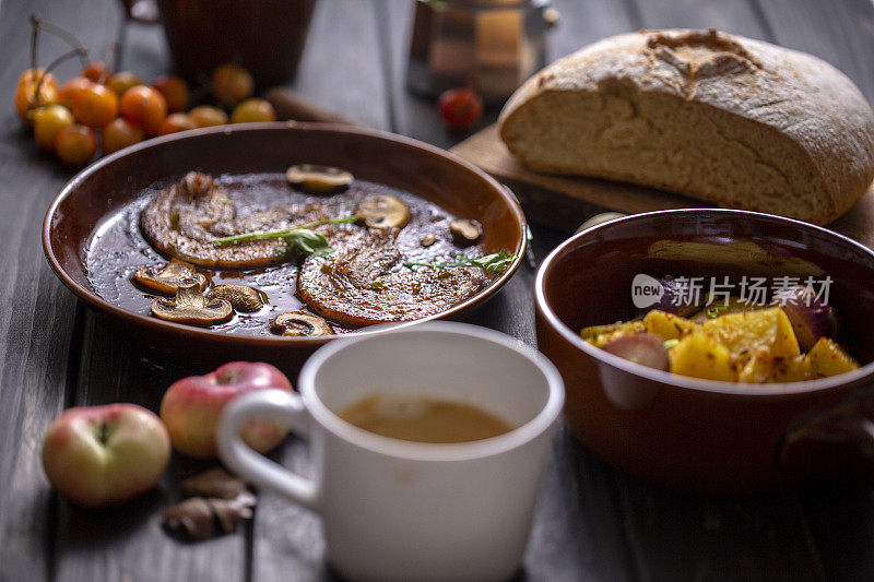 家庭晚餐:烤鱼片，土豆和面包