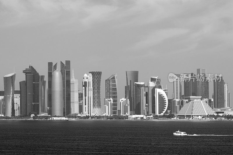 多哈，卡塔尔-多哈的天际线与单桅帆船-单色