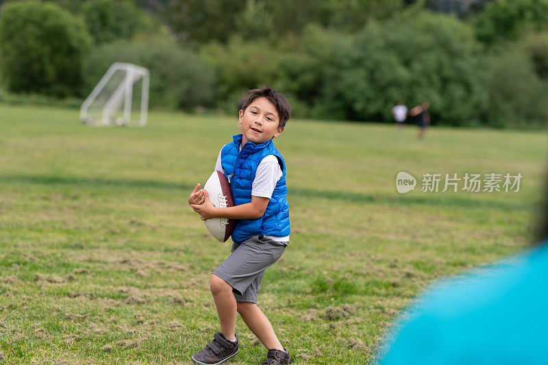 一个印第安小男孩和他爸爸一起踢足球