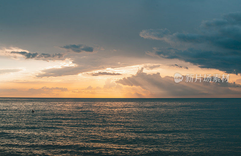 夕阳照在海面上