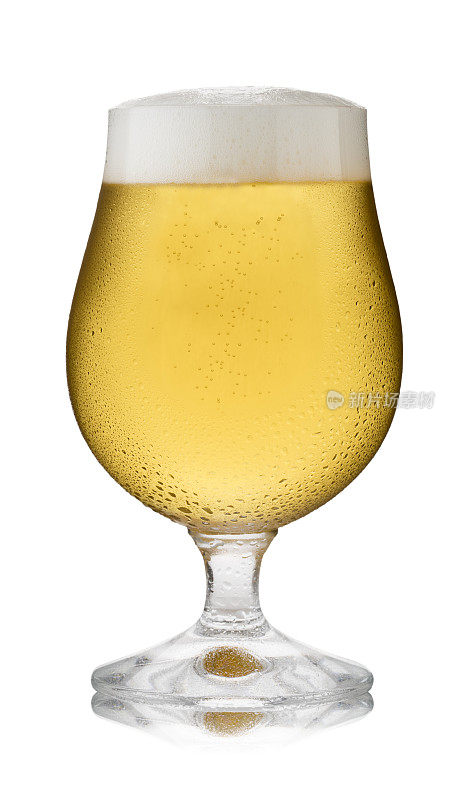 一杯清爽的啤酒，装在纵帆船玻璃杯中，有凝露