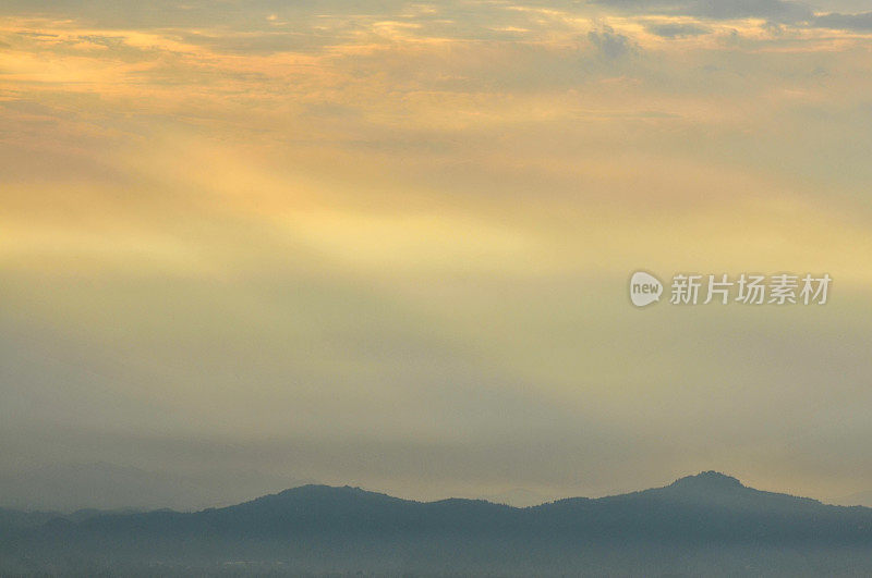 成都龙泉山脉日出时的美丽云景