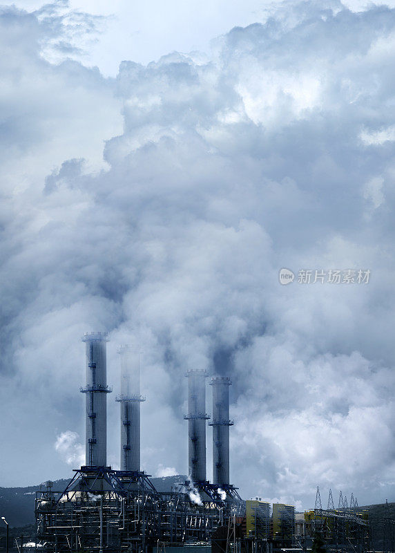 烟雾缭绕的工厂烟囱笼罩了天空