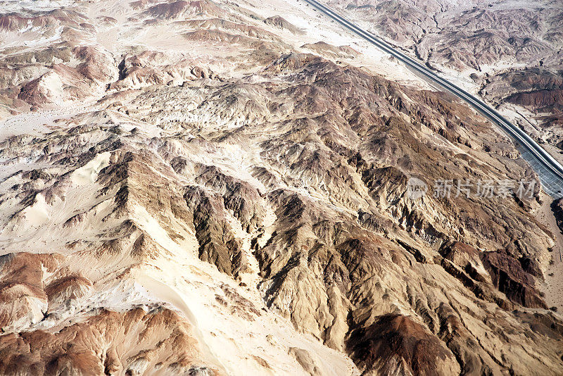 山景鸟瞰图，高速公路和沙漠西奈半岛附近沙姆沙伊赫，埃及