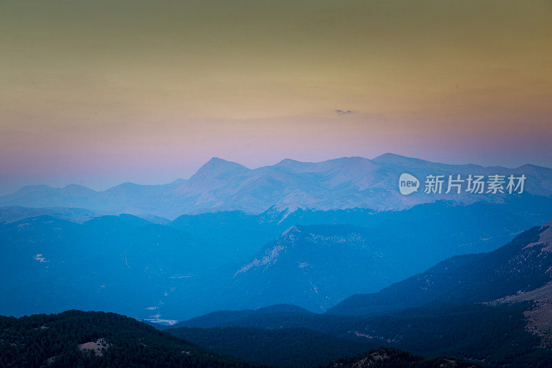 土耳其安塔利亚的黄昏山景