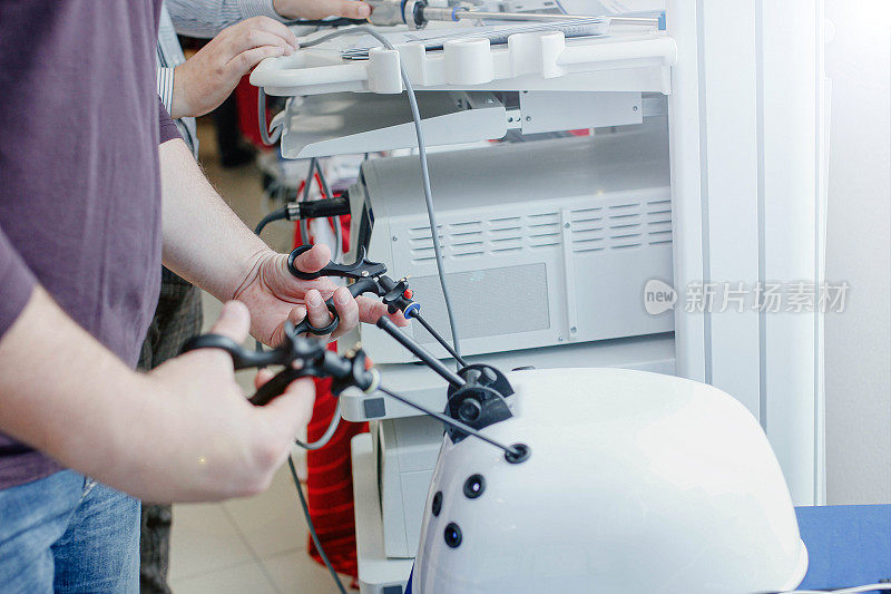 用于训练外科医生学生的虚拟手术模拟器。机器人技术在医生培训中的应用。