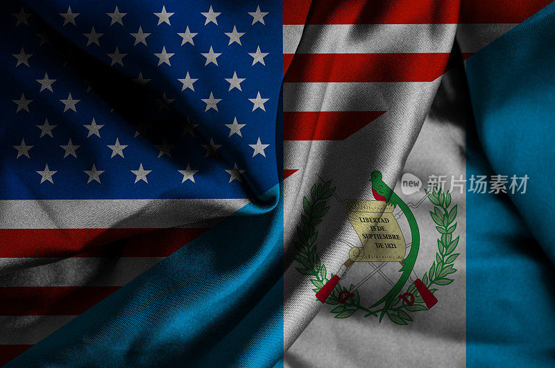 挥舞着危地马拉和美国的旗帜