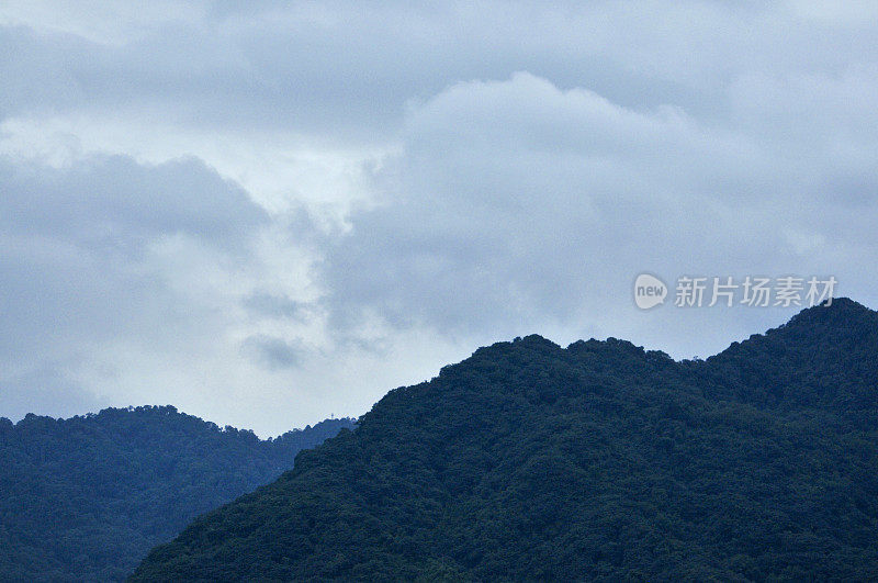 成都龙泉山脉日出时的美丽云景