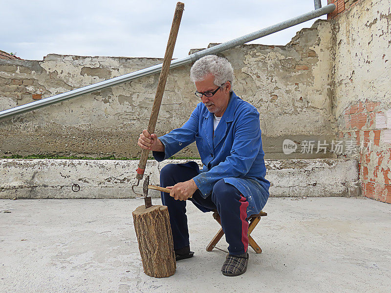 老男人在后院磨锄头