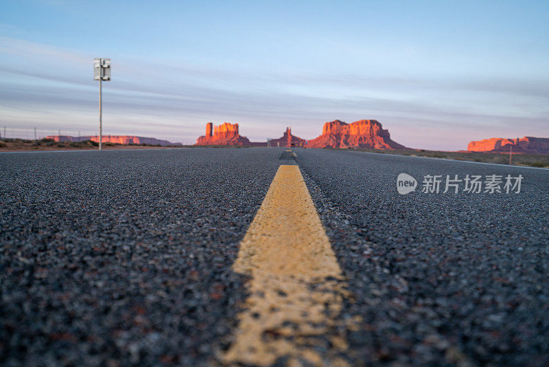 纪念碑谷从高速公路，美国犹他州