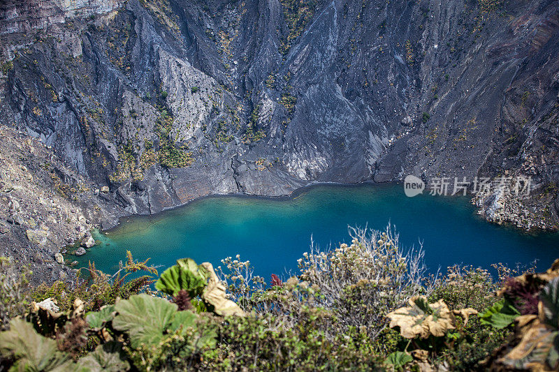 Irazú火山口湖，富饶海岸