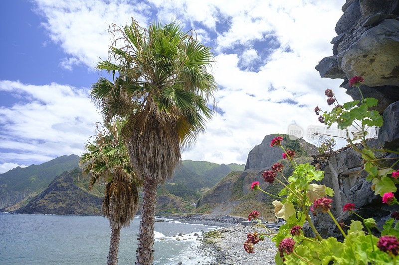 夏天，马德拉岛的波图达克鲁兹海岸遭遇海浪袭击